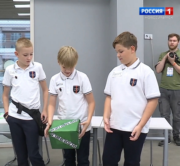 Дети играют с кубиком