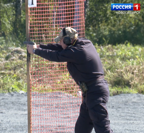 Участник учений стреляет из пистолета ПМ