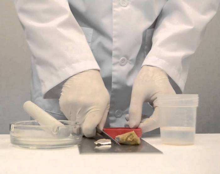 Лаборант режет натрий