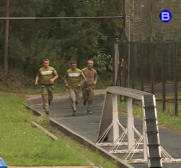 Участники сборов бегут по стадиону