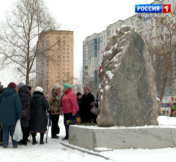 у памятника