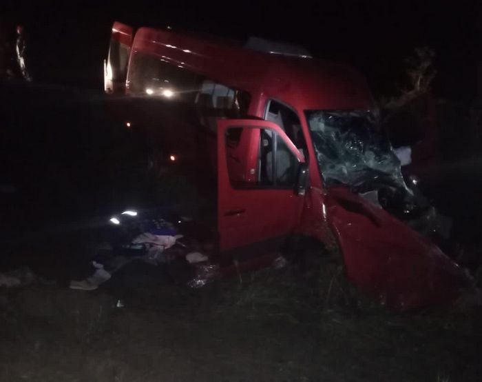 Авария микроавтобуса и грузовика