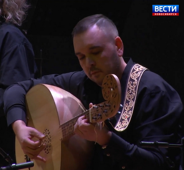 Музыкант играет на старинном инструменте