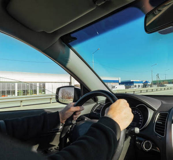 Водитель такси едет за рулем 