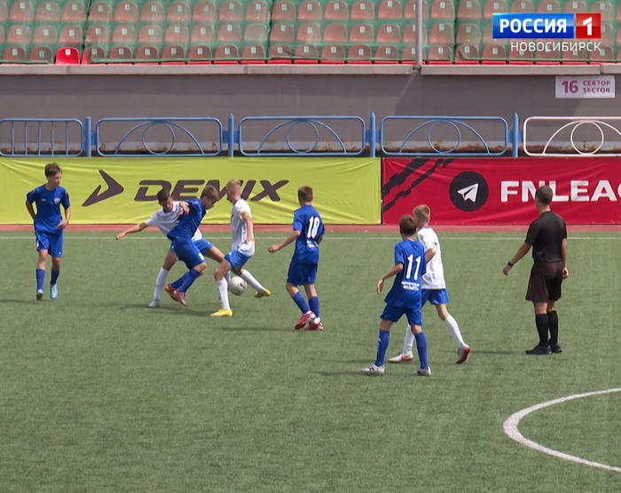 Играют в футбол на стадионе