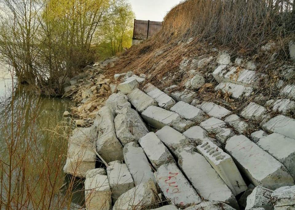 Дачники укрепляют берег как могут