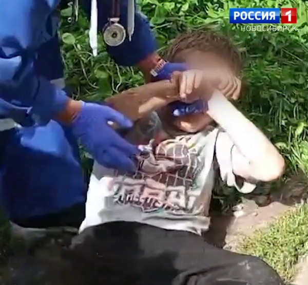 Мальчик под наркотиками на улице