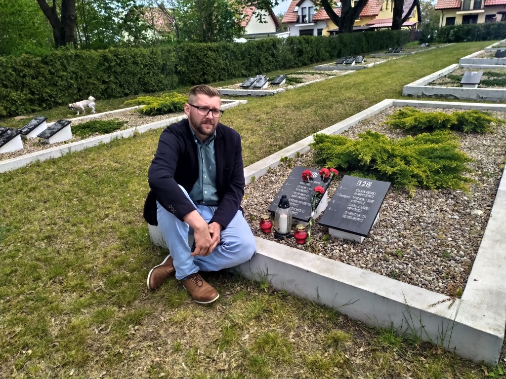 Могила Константина Шаповалова на кладбище в Хощно