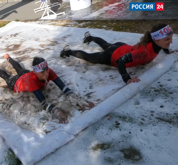 Участники «Сибирского предела» преодолевают этап с водой