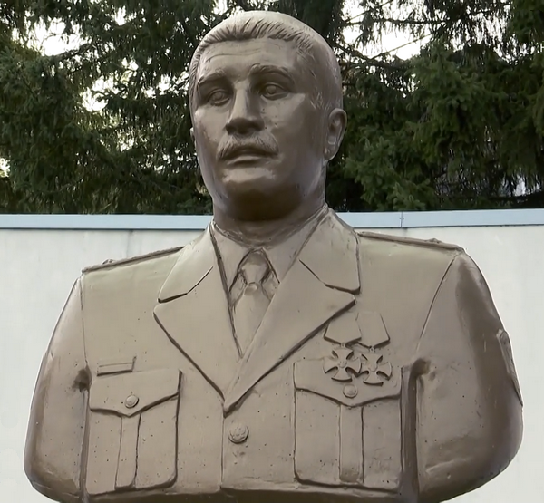 Бюст Героя России Юрия Климова
