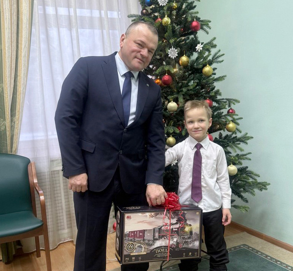 Михаил из Республики Хакасия получил большую железную дорогу с локомотивами