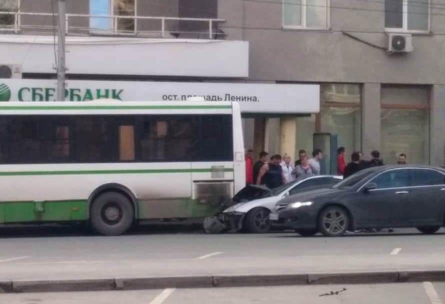 Водитель иномарки врезался в автобус