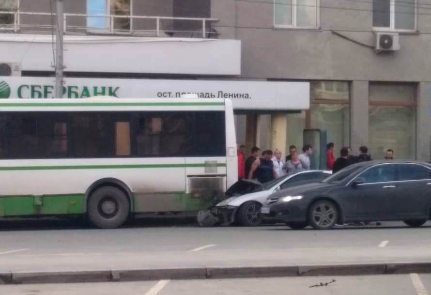 Водитель иномарки врезался в автобус Водитель иномарки врезался в автобус