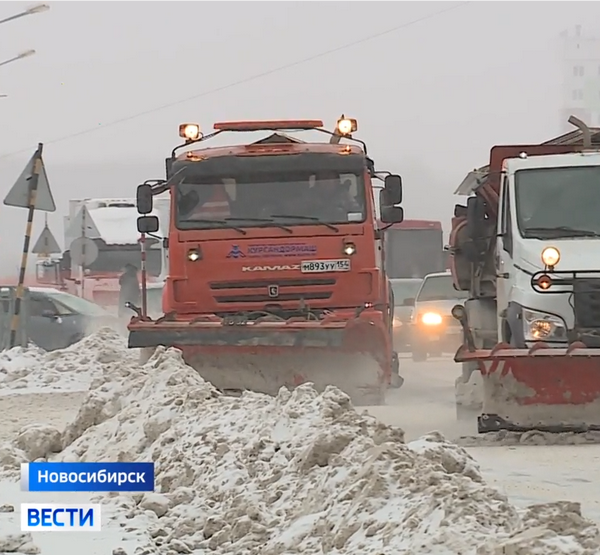 Спецтехника чистит снег Спецтехника чистит снег