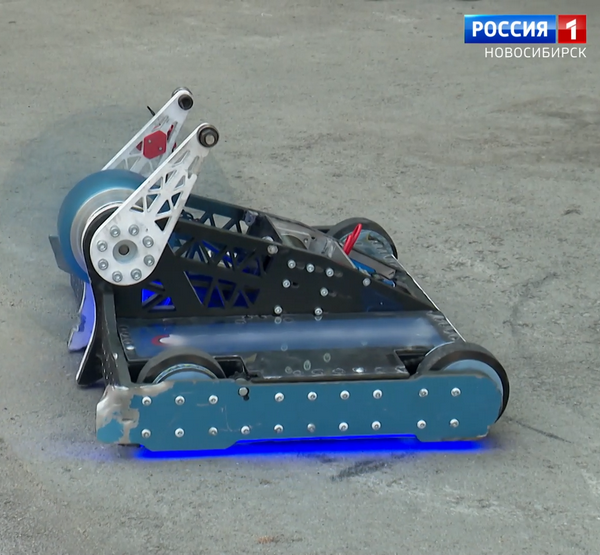 Робот едет по асфальту