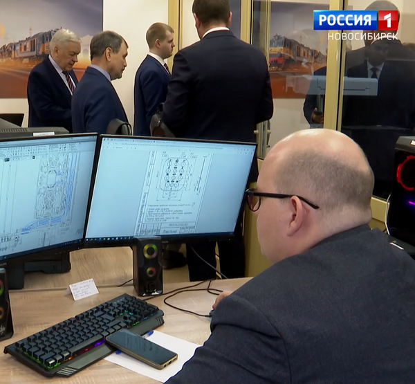 Конструктор сидит за монитором компьютера