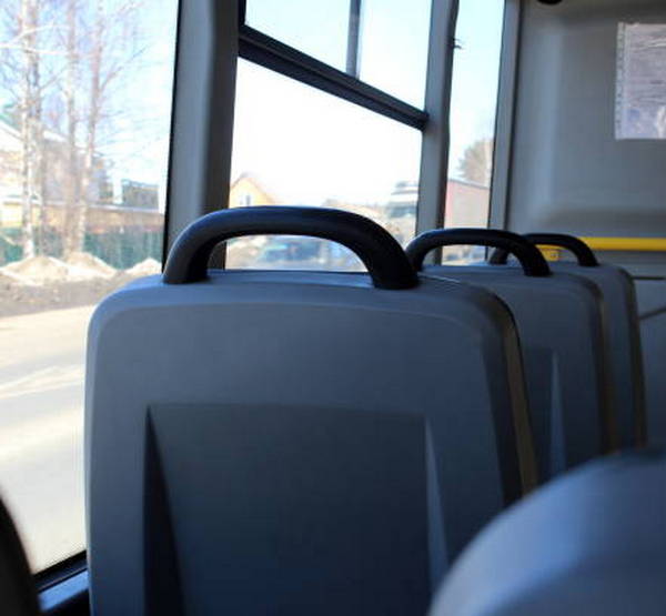 Жители Новосибирска нередко сталкиваются с проблемой оплаты проезда в общественном транспорте. Ведь во многих городских маршрутах происходят сбои в работе терминалов для банковских карт. В таких случаях безбилетникам предлагают оплату наличными или переводом, а в худшем варианте – просто высаживают из транспорта. Законно ли это и как действовать пассажирам в таких ситуациях – ответили юристы. Так, руководитель Центра защиты прав граждан (СРЗП) по Новосибирской области Алексей Надежкин рассказал в беседе с Atas.info объяснил, что никто не вправе отказать пассажиру в поездке, если на его счету достаточно средств и он себя адекватно. «Если вы хотите оплатить поездку именно банковской картой, а у кондуктора что-то там сломано или если карта „не читается“ — это не проблема пассажира, а вопрос кондуктора. Если починить терминал оперативно он не может, вы вправе осуществить свою поездку бесплатно. Смело на этом настаивайте. Вплоть до вызова полиции и составления протокола», — заявил Алексей Надежкин.Однако с такой позицией в корне не согласен новосибирский юрист Егор Горшков. По его словам, если не работает один из способов оплаты проезда, то нужно найти альтернативный. В ином случае кондуктор может потребовать покинуть автобус.«Когда человек садится в автобус, он соглашается на те условия, которые указаны в нормативных актах перевозчика. А тамказывается, что пассажир должен оплатить поездку любым способом. Если не работает один способ оплаты проезда, то стоит найти альтернативный метод, - отметил в беседе с КП-Новосибирск Егор Горшков.Ранее «Вести Новосибирск» писали, что в Новосибирске автобус № 88 изменит свой маршрут с 16 октября.