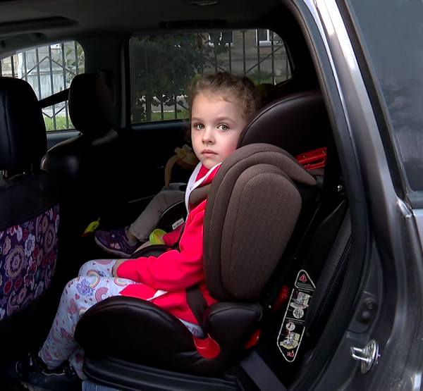 Девочка в автокресле