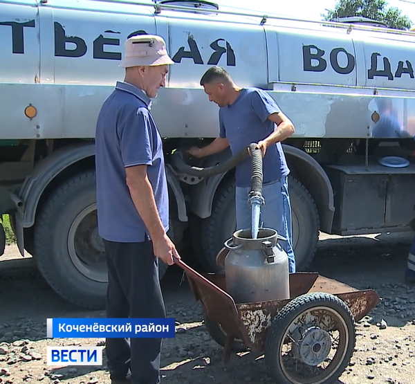 Жители села Целинное набирают воду из водовозки