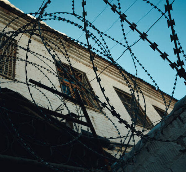 Колония за решёткой