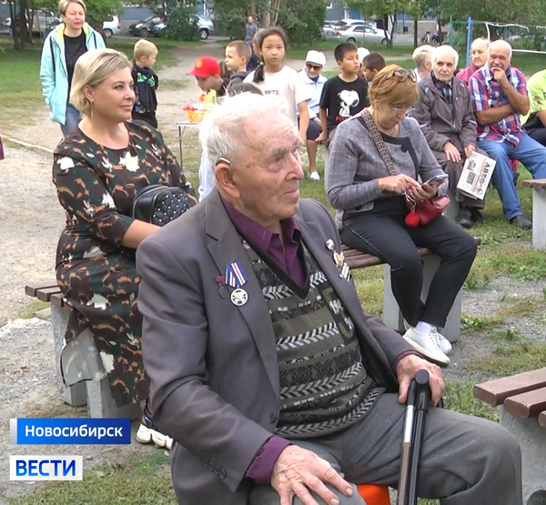 Ветеран Владимир Сбоев слушает песни Высоцкого