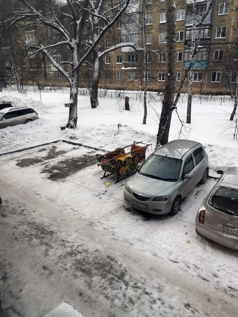 Необычными новогодними зарисовками с улиц города делятся пользователи сети