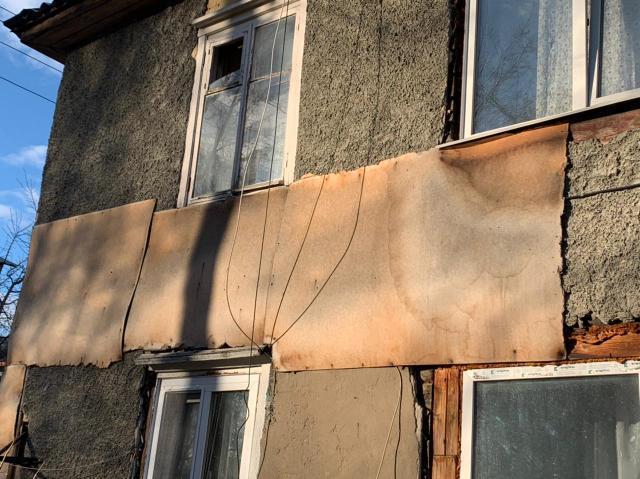 Новосибирцы живут в «картонном» доме: здание разваливается прямо на глазах