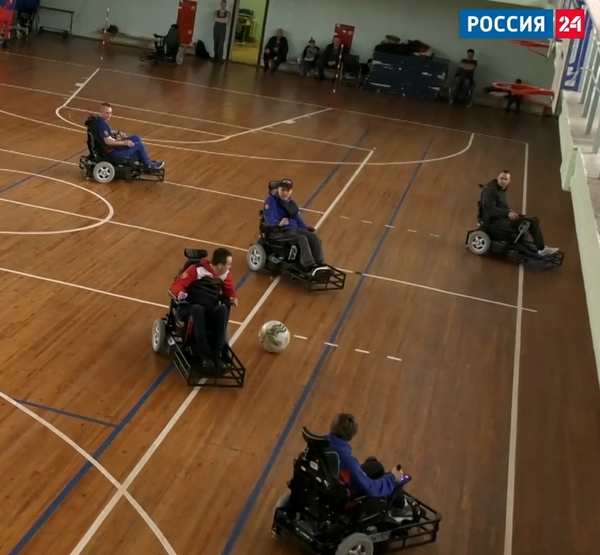 Спортсмены играют в ПОДА-футбол на колясках Спортсмены играют в ПОДА-футбол на колясках
