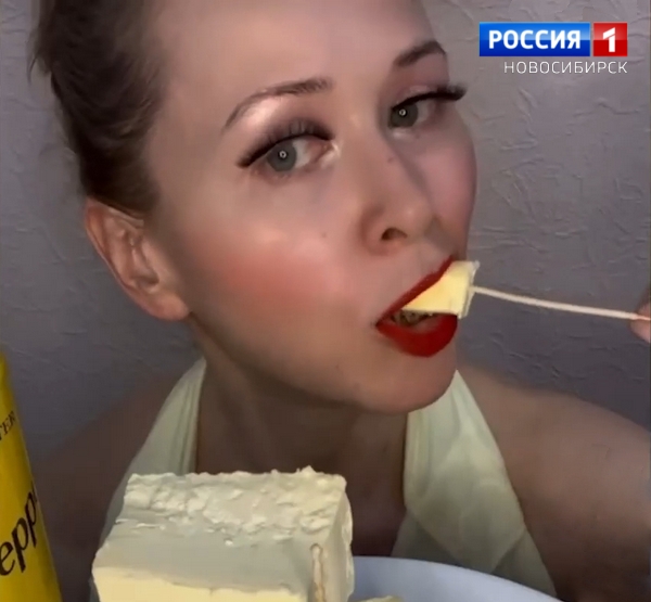Девушка ест сливочное масло