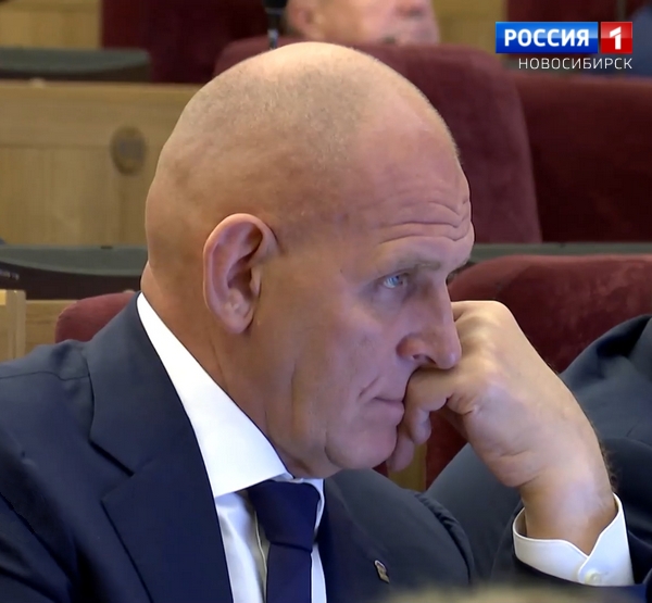 Александр Карелин на сессии Заксобрания Александр Карелин на сессии Заксобрания