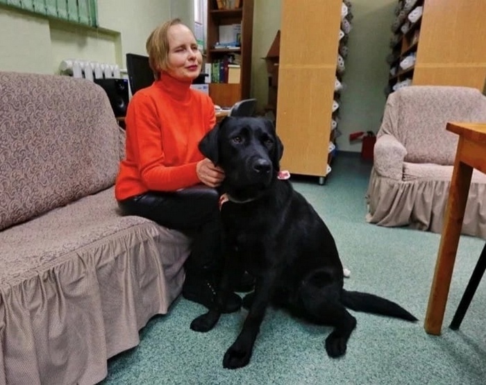 Вайт и Ирина сидят в комнате