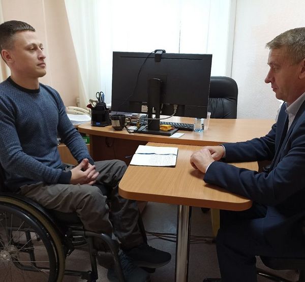 Бывший спецназовец берет интервью у главы района Новосибирска 