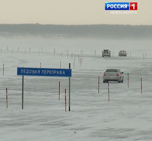 Машины едут по переправе