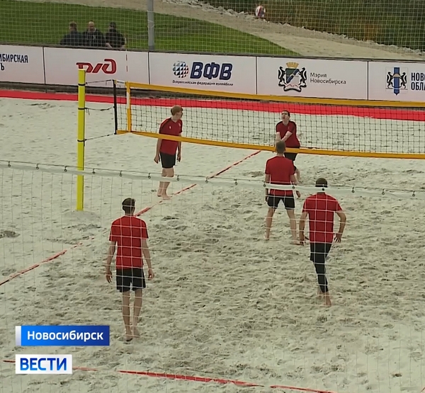 Играют в волейбол на песке