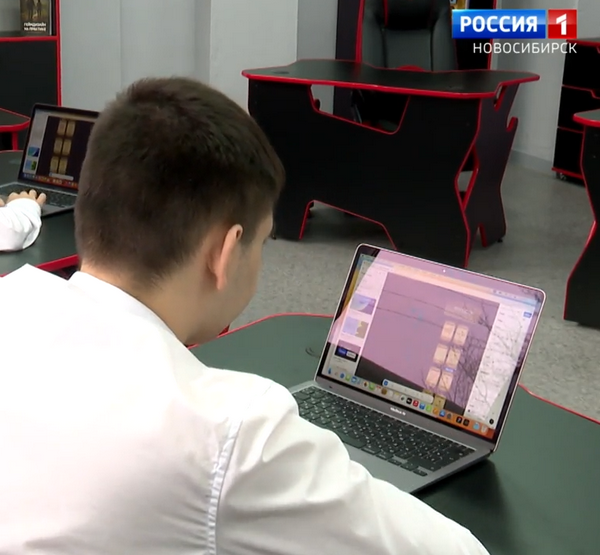 Школьник занимается гейм-дизайном