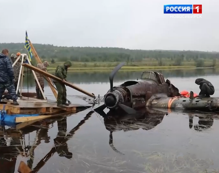 Ил-2 достают из воды