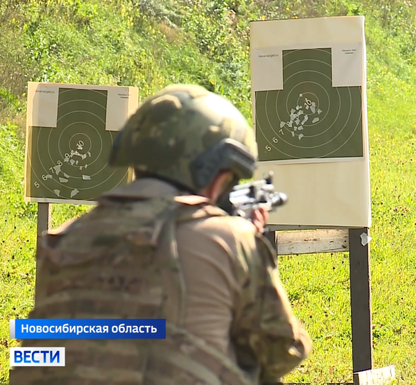 Военный стреляет на полигоне