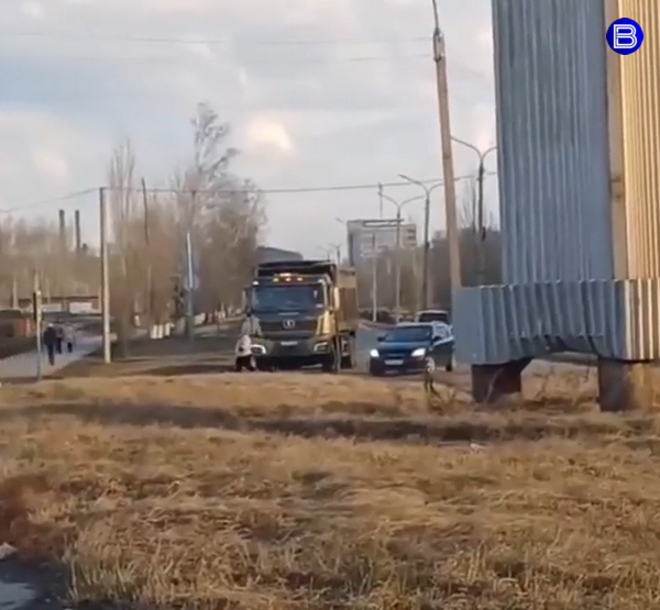 Жители на дают проехать грузовику Жители на дают проехать грузовику