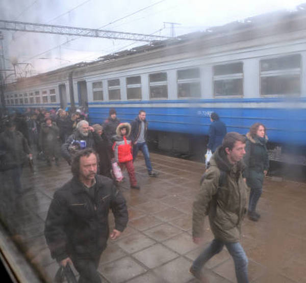 Люди идут по перрону
