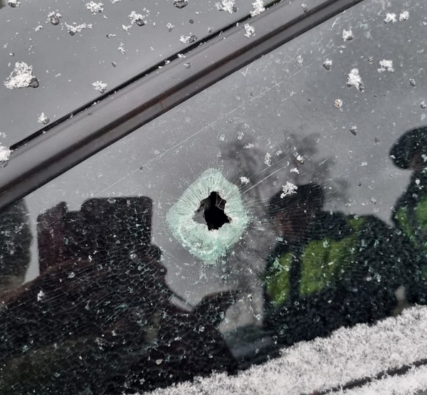 Простреленное стекло в автомобиле