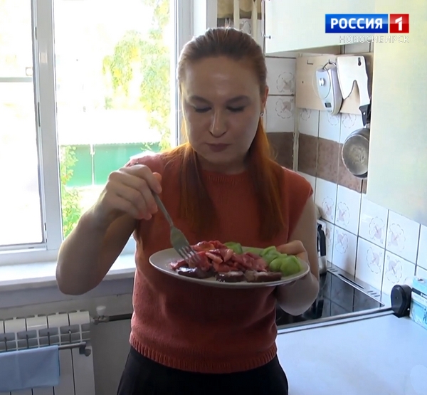 Анна Прокоп ест сырое мясо и печень