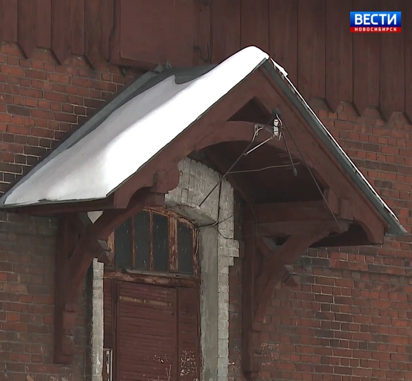 Козырёк старинного здания Козырёк старинного здания