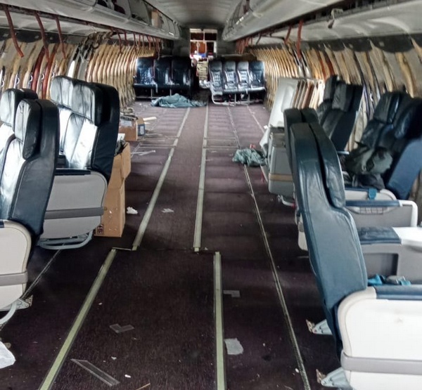 Внутри самолета сняли кресла