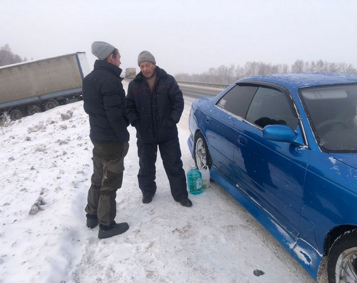 Новосибирцы приносят еду и одежду застрявшему на трассе водителю фуры