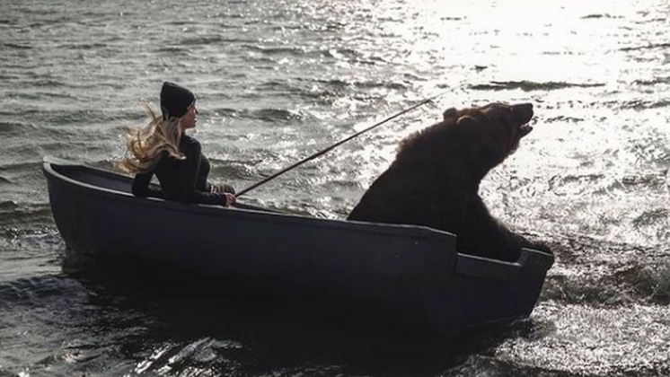 Британская газета опубликовала выдуманную историю о жизни девушки из Новосибирска с медведем