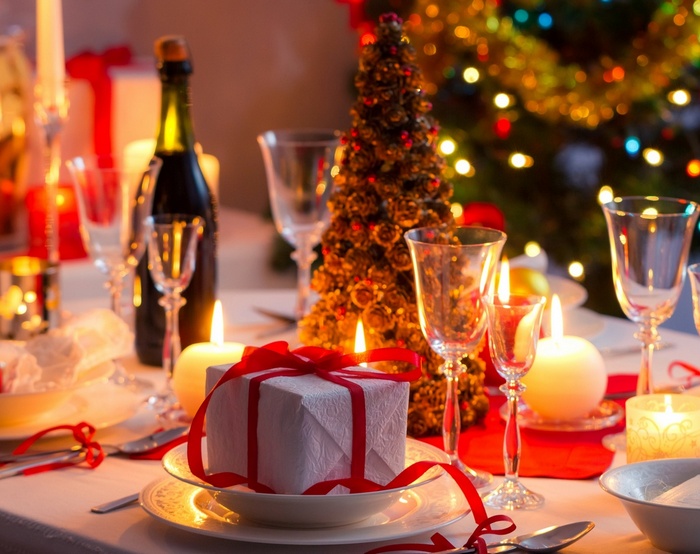 Новогодний стол с угощениями