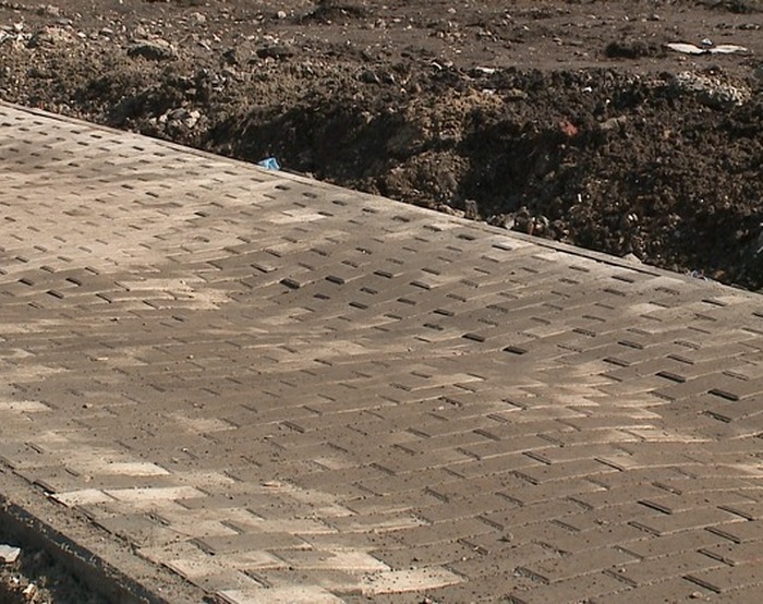 Поехавшая плитка на тротуаре Поехавшая плитка на тротуаре