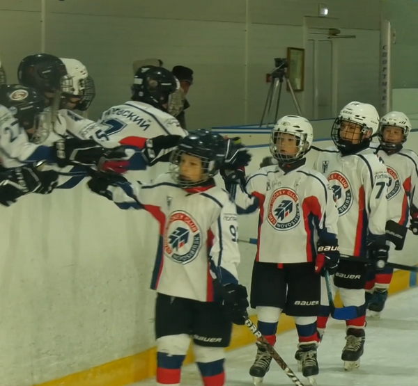 Юные хоккеисты празднуют гол