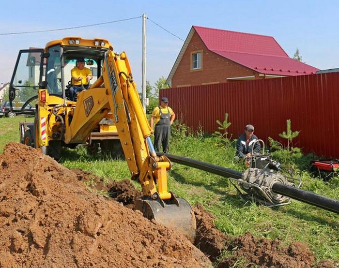 Строители прокладывают газопровод