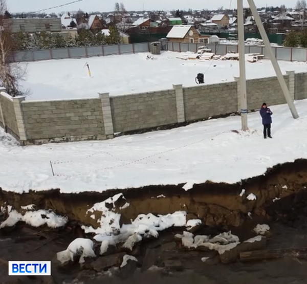 Вода подмывает берег